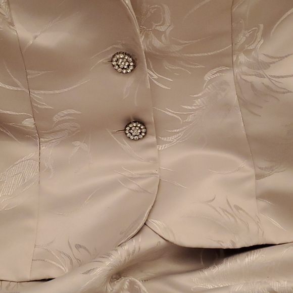 Suit - Picture 2 of 4